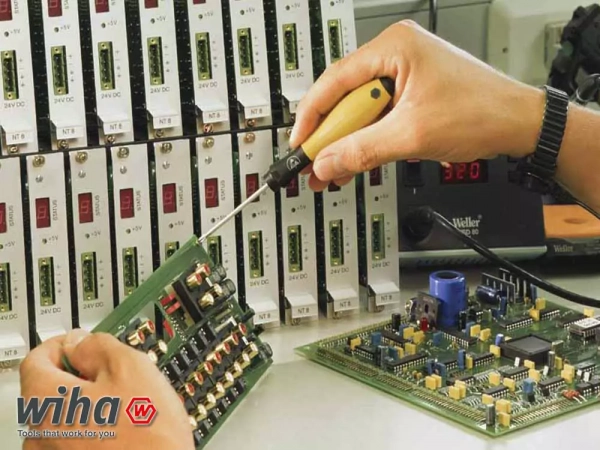 WIHA 08182, Отвертка SoftFinish ESD, SL5.5x125 мм, серия 302 ESD